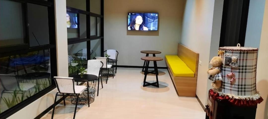Phoenix Guest House Surabaya Exterior foto